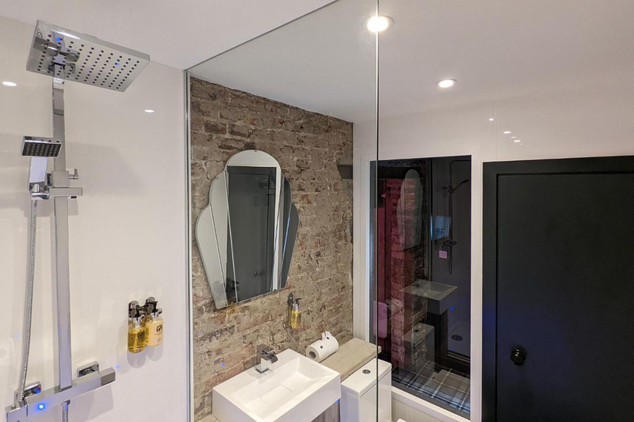 Priscilla - Double Bedroom with City View