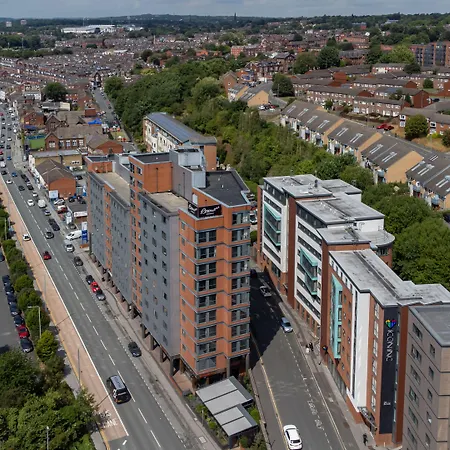 Roomzzz Leeds City West-3